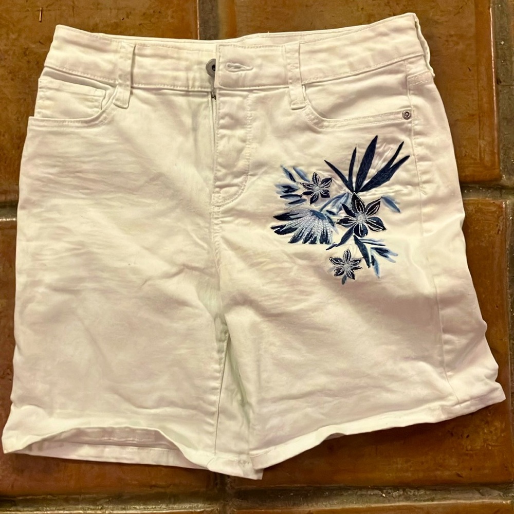 St. John bay embroidered shorts white